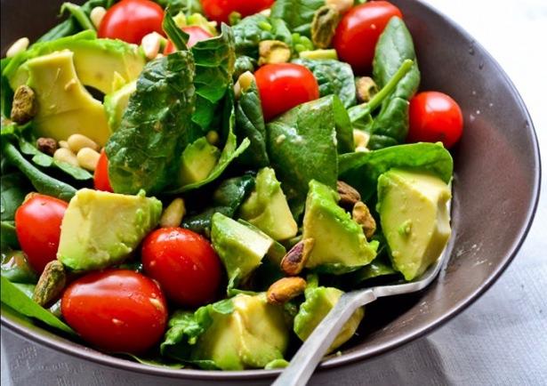 <p>Öğünlere koca bir kâse salata ile başlamak veya öğün içerisinde bolca salata tüketmek, öğünde alınan kaloriyi azaltabilir.</p>
