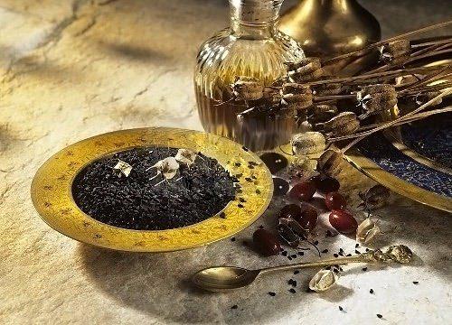 <p>Maydanoz, dereotu, nane, fesleğen gibi yeşilliklerle hazırlayacağınız salataya serpeceğiniz çörekotu kilo kontrolünüzü sağlarken, aynı zamanda mide ve barsak sisteminin de desteklenmesinde etkili olacaktır.”</p>