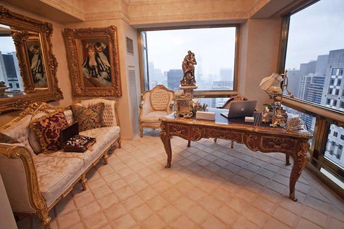 <p>Ev, fildişinden yapılan kanepeler, altınla kaplanmış antika sandalyeler ve her biri milyonlarca dolar değerindeki tablo ve diğer sanat eserleriyle dekore edilmiş.</p>
