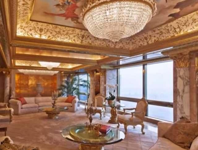 <p>Trump Tower'daki evinde kapılar altın ve elmastan yapılmış. Evin içinde fıskiye, resimlerle süslü bi tavan ve ihtişamlı bir avize bulunuyor.</p>
