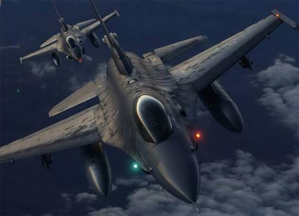 <p><strong>F-16</strong></p>

<p>İlk Türk yapımı F-16C uçağının Ekim 1987'de teslim edildiği Hava Kuvvetleri Komutanlığında yapılan planlamaya uygun olarak 4'üncü, 6'ncı, 9'uncu,</p>

<p>8'inci ve 5'inci ana jet üs komutanlıklarının F-16 uçakları ile modernizasyonu gerçekleştiriliyor. Komutanlık envanterinde yaklaşık 240 adet F-16C/D uçak bulunuyor.</p>
