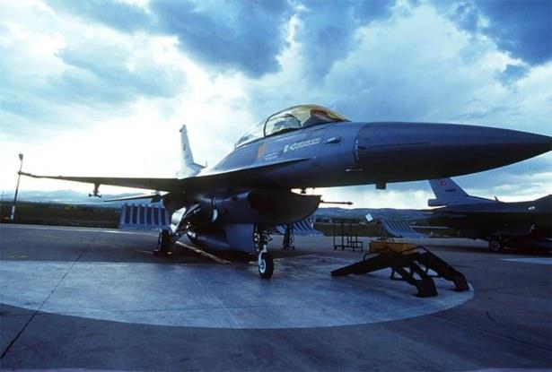 <p><strong>F-16</strong></p>

<p>İlk Türk yapımı F-16C uçağının Ekim 1987'de teslim edildiği Hava Kuvvetleri Komutanlığında yapılan planlamaya uygun olarak 4'üncü, 6'ncı, 9'uncu,</p>

<p>8'inci ve 5'inci ana jet üs komutanlıklarının F-16 uçakları ile modernizasyonu gerçekleştiriliyor. Komutanlık envanterinde yaklaşık 240 adet F-16C/D uçak bulunuyor.</p>
