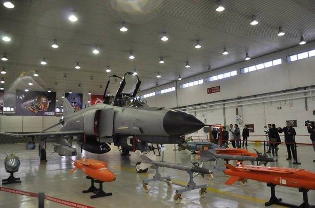 <p><strong>F-4E/2020</strong></p>

<p>"Barış Elması" projesi kapsamında ilk siparişi gerçekleştirilen ve envantere 30 Ağustos 1974'de giren F-4E/2020 uçağından 47 adet yer alıyor. Bu uçaklar, 2020 yılına kadar peyder pey envanterden çıkartılacak.</p>
