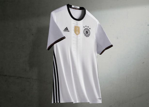 <p><strong>Almanya</strong><br />
<br />
Almanya Milli Futbol Takımı'nın UEFA Euro 16'da giyeceği iç saha forması Lukas Podolski, Emre Can ve Jonas Hector'ün katıldığı bir organizasyonda 700'ü aşkın genç futbolseverle birlikte tanıtıldı. Almanya, Euro16 şampiyonluk yarışında klasik siyah beyaz forması ile katılacak. Formayı tamamlayan siyah şort ve siyah çoraplar taraftarların milli takımla nostaljik bir bağ kurmasını sağlayacak. Formanın orta bölümünde ise takımın geçmiş başarılarının yer aldığı bir şerit bulunuyor.</p>