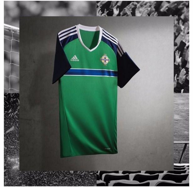 <p><strong>Kuzey İrlanda</strong><br />
<br />
Kuzey İrlanda Milli Futbol Takımı'nın UEFA Euro 16'da giyeceği iç saha forması tasarımı ile takımın 1986 Meksika'daki FIFA World Cup Finallerindeki başarısına atıfta bulunuyor. Kuzey İrlanda takımı, yeşil ve deniz mavisi renkli klasik görünüme sahip yeni formayı ilk olarak 13 Kasım Cuma günü gerçekleşecek Letonya maçında giyecek.</p>