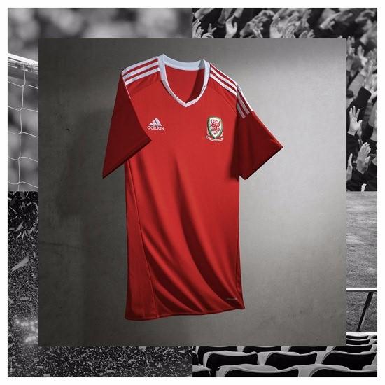 <p><strong>Galler</strong><br />
<br />
Galler Milli Futbol Takımı'nın UEFA Euro 16'da giyeceği iç saha forması geleneksel tasarımı ile kırmızı renkte hazırlandı. Retro etkisine sahip sade tasarımlı formaları ile Galler takımı 30 yol sonra katılacakları en büyük turnuvaya hazır.</p>