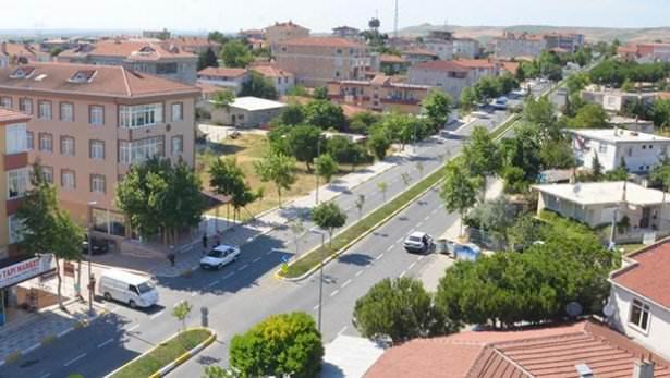 <p>Mahalle isimlerine genel olarak 'devlet büyükleri'nin adları verilir. </p>
