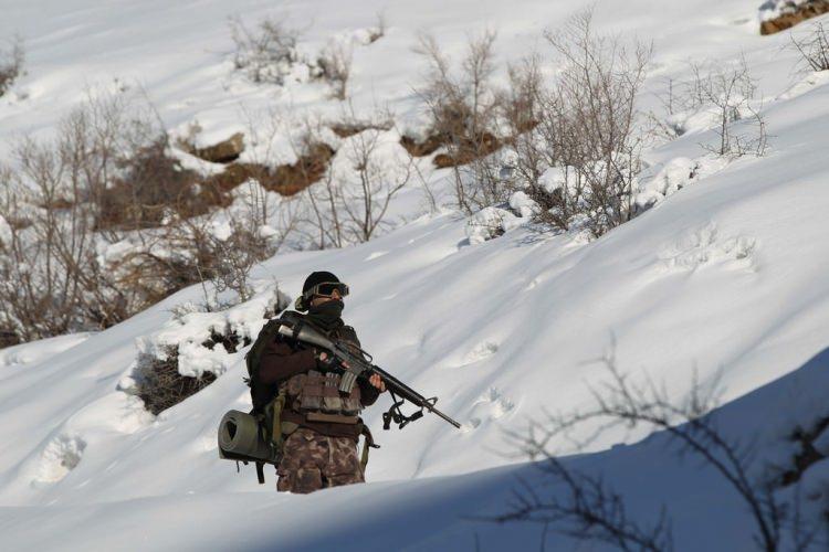 <p>Hakim tepelere ve yüksek dağlara kurulan güvenlik noktalarında nöbet tutan "özel" kahramanlar, teröristlerin yurda sızmasını engelliyor.</p>

<p> </p>
