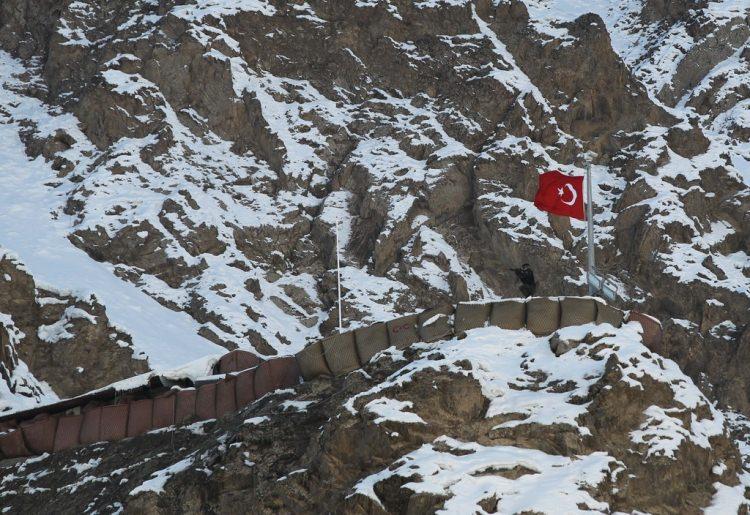 <p>Kent merkezindeki Bayraktepe ile çevrede bulunan diğer üç tepeye konuşlandırılan "Kale-1", "Kale-2" ve "Kale-3" ile Hakkari-Yüksekova-Çukurca yolundaki "Kale-4" güvenlik noktalarındaki özel harekat polisleri, bölgeyi kontrol altında tutuyor.</p>
<p> </p>