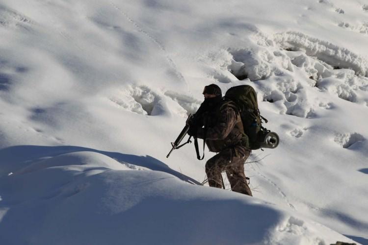 <p><strong>"ÖNCE VATAN"</strong></p>
<p>Olası terör saldırılarına karşı termal kameralarla her türlü hareketliliği yakından takip eden özel harekatçılar, Türk Bayrağının dalgalandığı ve kartal yuvasını andıran üs bölgelerinde nöbet tutuyor. Hava sıcaklığının gece sıfırın altında 20 dereceye kadar düştüğü ve kar kalınlığının 2 metreyi bulduğu bölgede operasyonlarını aralıksız sürdüren özel harekat polisleri, bir yandan da eğitimlerine devam ediyor.</p>