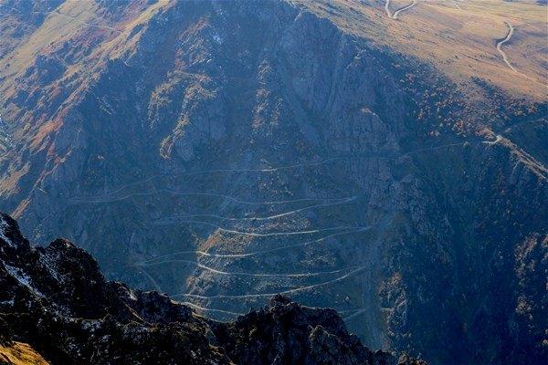 <p>Yaklaşık 106 kilometrelik güzergahtaki Derebaşı Virajları'nın Bolivya'da 'ölüm yolu' olarak nitelendirilen yoldan yer yer daha tehlikeli olduğu belirtiliyor. </p>

<p> </p>
