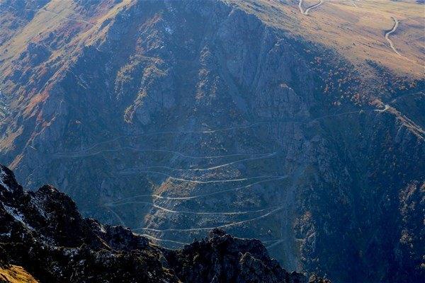 <p>Yaklaşık 106 kilometrelik güzergahtaki Derebaşı Virajları'nın Bolivya'da 'ölüm yolu' olarak nitelendirilen yoldan yer yer daha tehlikeli olduğu belirtiliyor. </p>
<p> </p>