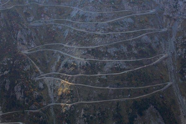 <p>Trabzon'un Of ilçesinden başlayarak Bayburt'a kadar uzanan D915 yolunun Karaçam mevkisindeki Derebaşı Virajları bölümünde yer alan 13 keskin virajın tek seferde dönülmesi mümkün olmuyor. </p>
<p> </p>
