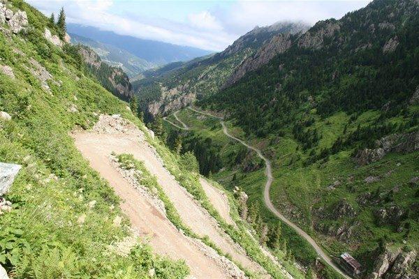 <p>Bayburt-Trabzon arasındaki karayoluna kar yağışı nedeniyle yılın 6 ayı ulaşım sağlanamıyor.Yöre halkı ise her türden kara aracıyla yolu kullanmaya devam ediyor. </p>
<p> </p>