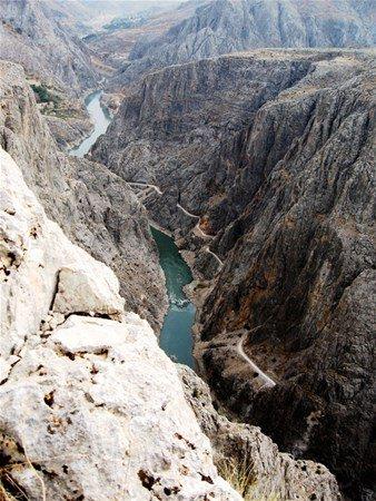 <p>Erzincan'ın Karanlık Kanyonu Kemaliye ilçesinin hemen yanıbaşında yer alıyor. Kanyon boyunca devam eden yolda irili ufaklı birçok tünel var. O tüneller, yıllarca ilçenin ulaşımı için kullanılmış. Yapımı insan gücüne dayanıyor. </p>
<p> </p>