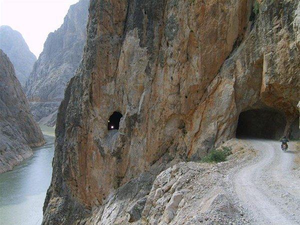 <p>O düşünce hayata geçirilmiş ama uzun bir zaman almış. Sadece insan geçebilecek olan tüneller yıllar sonra da araçların geçişi için genişletilmiş.</p>
<p> </p>