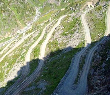 <p>Sitede yer alan bilgilerde, yolun 106 kilometre uzunluğunda olduğu ve 29 keskin virajdan oluştuğu belirtiliyor.</p>
<p> </p>