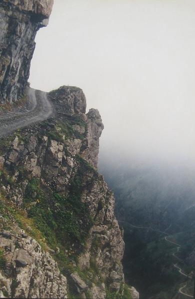 <p>Bayburt - Of Yolu Dünyanın en zorlu yollarından biridir. Dağ eteklerindeki yüzlerce kilometre yol bariyersizdir.</p>
<p> </p>