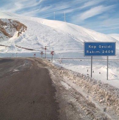 <p>Kop Dağı Geçidi</p>
<p>Kop Geçidi Erzurum dolaylarında, 2409 rakımda yer alan bir geçittir. Aşırı yükseklik ve bölgenin sert ikliminin yanında arazinin engebesi nedeniyle de oldukça tehlikeli bir yoldur. </p>
<p> </p>