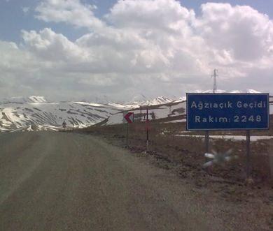 <p>Ağzıaçık Geçidi</p>

<p>2248 metre yükseklikteki bir dağ yoludur. </p>

<p> </p>
