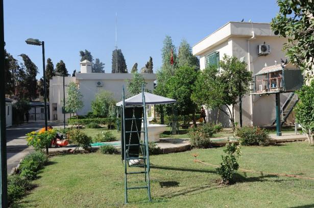 <p>Ana bina Saddam döneminde savunma bakanının çalışma ofisi ve rezidansı olarak kullanılıyormuş. 2007’de Türkiye, başkonsolosluğunu tekrar açmaya karar verince burayı devletten kiralamış.</p>