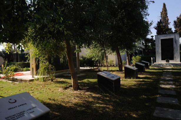 <p>2005’te Bağdat Büyükelçiliği’nde göreve giderken yolda konvoyun uğradığı saldırıda şehit edilen beş Türk polisi ve bir Iraklı personel konsolosluğun bahçesindeki şehitlikte yatıyor.</p>