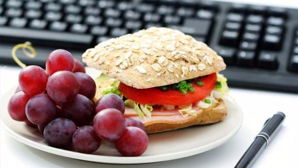 <p><span style="color:#FFFFFF">Haftanın günlerini planlamanız, hafta başında hafta sonu hazırladığınız salataları, sandviçleri evden yapıp yanınızda götürebilirsiniz. </span></p>