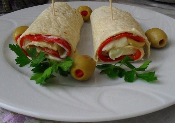 <p><span style="color:#FFFFFF">Sandviç ve salata ile sağlıklı, sizi zinde tutacak, oldukça lezzetli bir öğün oluşturabilirsiniz .</span></p>
