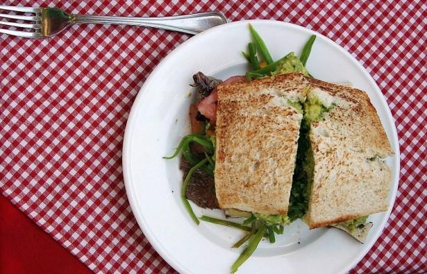 <p><span style="color:#FFFFFF">Sandviçler de aynı şekilde, sağlıklı öğle yemeği seçeneği sunarlar, hazırlaması ve yemesi kolay sağlıklı öğünler için idealdir.</span></p>
