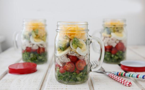 <p><span style="color:#FFFFFF">Sonrasında salatalara ilave edeceğinizkinoa, esmer pirinç, karabuğday, bulgur, fasulye, mercimek, nohut gibi tahıl ve kuru baklagilleri hazırlayıp buzluğunuzda karton bardaklarda saklayabilirsiniz.</span></p>
