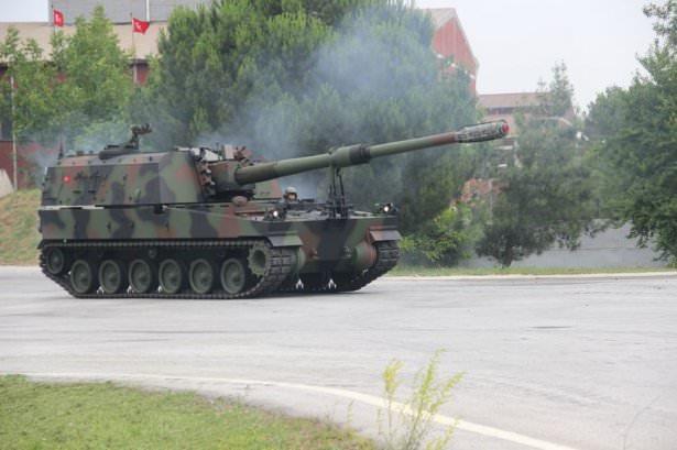<p>52 kalibre namlu ile 40 km üzeri atış menzili olan Fırtına Obüs’ü, silah üstü atış idare bilgisayarı, küresel yer bulma ve otomatik namlu yönlendirme sistemi ile 40 kilometre uzaklığı görmeden vurabiliyor.</p>
