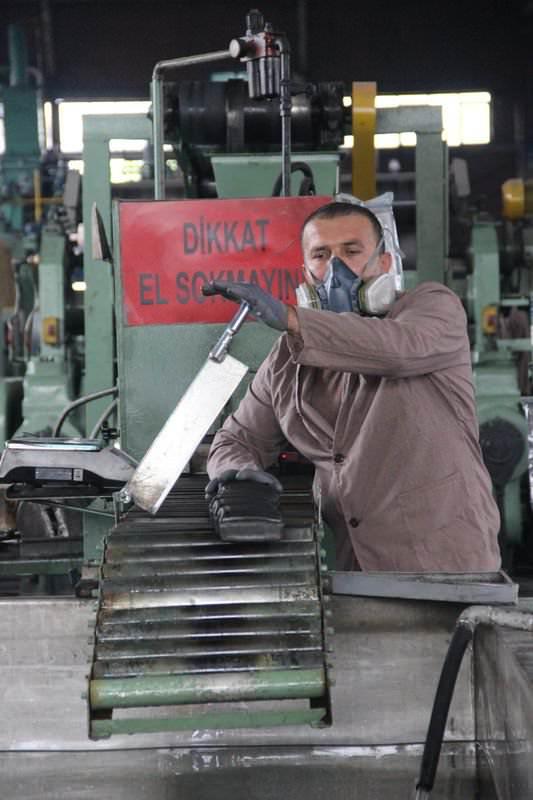 <p>Sakarya şehir merkezine 8 km mesafede bulunan 1’inci Ana Bakım Merkezi Komutanlığı’nda üretilen 47 ton ağırlığında 8 metre uzunluğundaki T-155 Kundağı Motorlu Fırtına Obüsü’nün kalite kontrol ve test işlemleri 1’inci Ana Bakım Merkezi Komutanlığı’ndaki dünya standartlarındaki test pistinde yapılıyor.</p>
