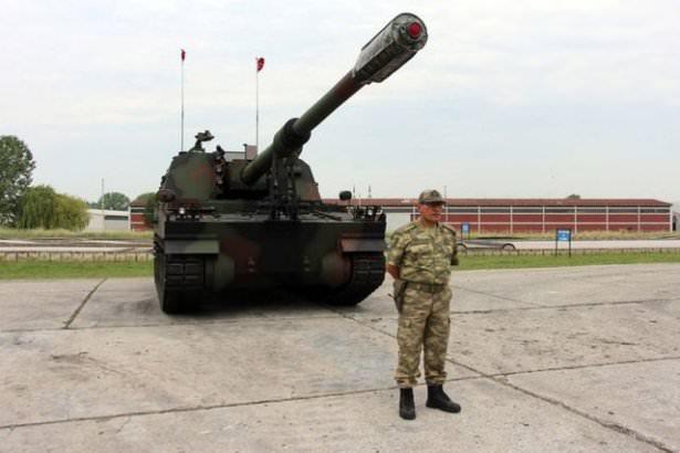 <p>T-155 Kundağı Motorlu Fırtına Obüsüne gerekli mühimmat ikmal desteğini sağlamak amacıyla projesi geliştirilen ve seri üretimine başlanan Poyraz Mühimmat Aracı da Fırtına Obüsün ihtiyaç duyduğu 48 mühimmatı 20 dakikada aktarabilecek şekilde üretiliyor.</p>
