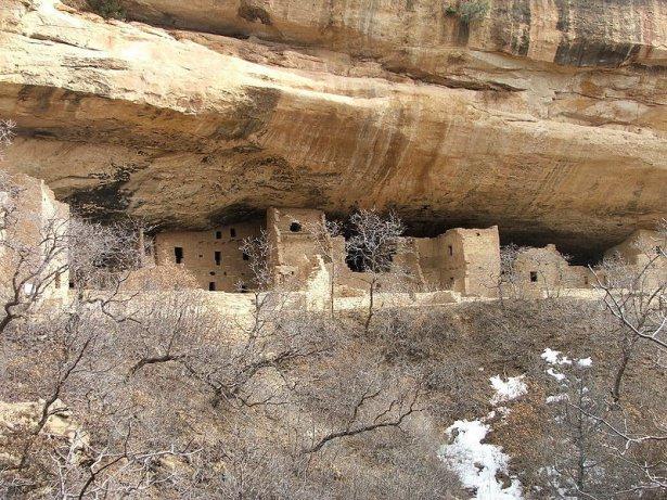 <p>Mesa Verde Milli Parkı'nda Pueblo halkı tarafından yüksek bir vadiye inşa edilen bir köyün kalıntıları yer alır.</p>
