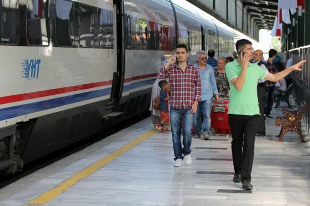 <p>Bilet gişelerindeki yoğunluktan yakınan bir vatandaş, "Güzel bir hizmet ancak bedava olunca aşırı bir yığılma var.</p>
