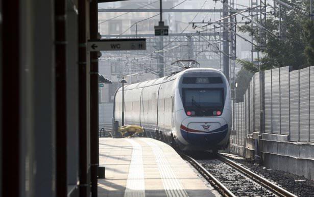 <p>Öte yandan, saate 250 kilometre hız yapabilen trenin önünde bulunan kuş ölüleri de dikkat çekti. </p>
<p> </p>