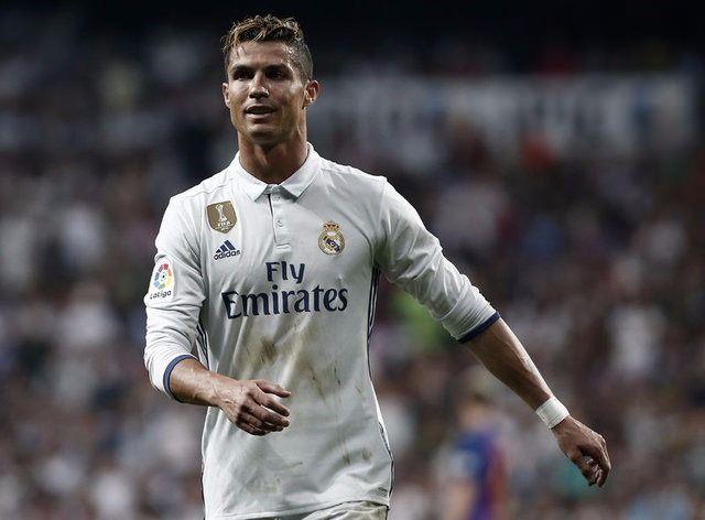 <p>CRISTIANO RONALDO<br />
<br />
870 MİLYON EURO</p>