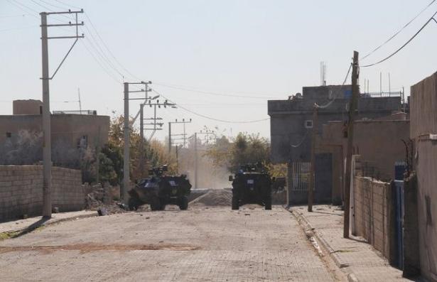 <p>SİLOPİ’DEN ÇIKAMADILAR: PKK, kırsaldaki eylem hafızasını meskûn mahal çatışmasına transfer ederken tıkanık haldedir. Sivil halkın oluş- turduğu kalabalıkların/trafiğin çıkış imkânı getirmesi Silopi’de kullanılmış, başarısız olmuştur. Silopi’de tek kalemde 54, ardından 30 küsur PKK/YDG-H’li yakalandı.</p>
