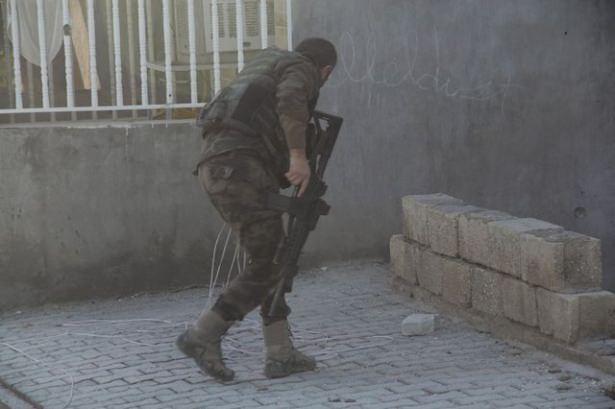 <p>BAŞARILI MÜDAHALE: PKK-halk etkileşiminde; sınırların ve bağlı güzergâhların denetimiyle kaçak-kayıt dışı ekonomik ağları baskı altında tutma gayreti başarılıdır. </p>
