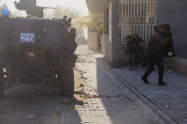 <p>SOKAĞA ÇIKMA YASAĞI: Meskûn mahal çatışmalarında yaklaşık 11 bin kişi gözaltına alındı, 4 bin 500 kişi tutuklanmıştır. 7 il 24 ilçede 70 kez sokağa çıkma yasağı ilan edilmiştir. Yasakların nüfus bakı- mından kapsamı 2 milyona yakındır.</p>