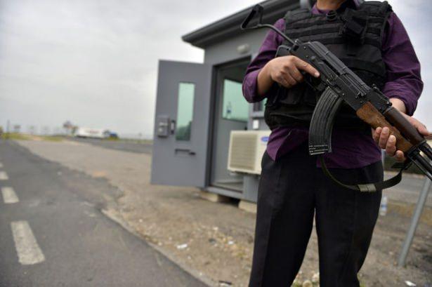 <p>25 BİN ASKER: Meskûn mahal çatışmasının karşı- layıcısı asli düzeyde polisken mevcut mücadelenin asli unsuru askerdir. Aynı anda en az altı değişik meskûn mahal merkezinde birden, sahada bilfiil çatışmak üzere en az 25 binin üstünde tam muharip askeri personelin varlığını tahmin etmekteyiz.</p>