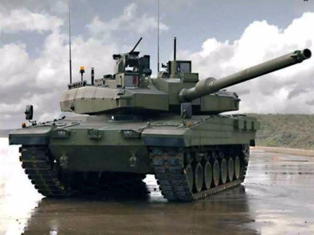<p>Altay tankında tank komutanı, nişancı, sürücü ve doldurucu olarak 4 mürettebat görev yapıyor. Altay’ın üzerinde ana silah olarak, birçok farklı mühimmatları atabilen 120 mm’lik 55 kalibre top bulunuyor. Ana silah ve yardımcı silahların kontrol edilmesi için Altay’a özel yeni nesil atış kontrol sistemi çalışmaları ise devam ediyor. Bu sistem sayesinde Altay hareket halindeki hedefleri bile çok yüksek isabet oranıyla vurabilecek.</p>
<p> </p>