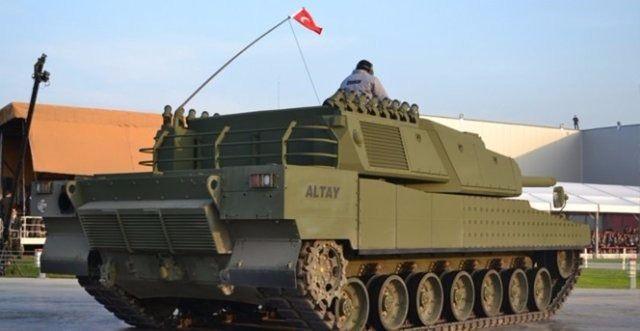 <p>4 adet prototipten üretilen Altay Tankı'ndan ilk etapta TSK'nın envanterine girmek üzere 250 adet üretilmesi bekleniyor. Tankın birim maliyeti ise 5.4 milyon dolar.</p>
<p> </p>