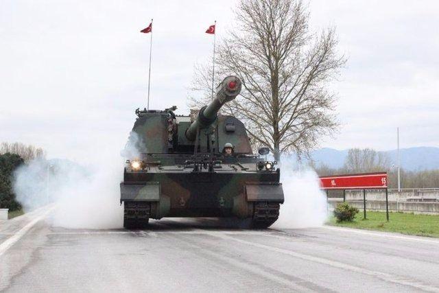 <p>Obüs Ataletsel Seyrüsefer Sistemi sayesinde tevcih hattı istikamet açısını 0,3 milyem, mevzi koordinatlarını 17,5m ve mevzi rakımını 10m doğrulukla tespit edebilmektedir.</p>
<p> </p>