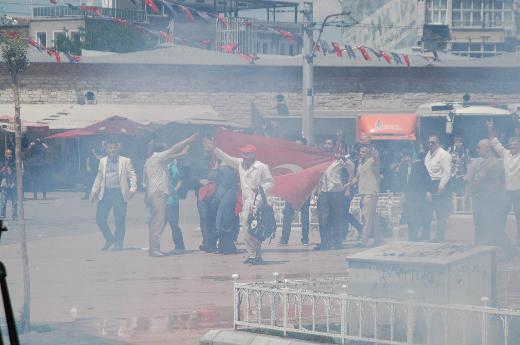 Taksim Meydanı'nda Atatürk anıtı önünde toplanarak Türk bayrakları ile eylem yapan yaklaşık 20 kişilik Ülkücü gruba polis müdahale etti.
