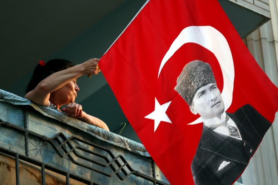<p>15 Temmuz'dan beri demokrasi için meydanları dolduran vatandaşlar onurlu bir mücadele veriyor. </p>
