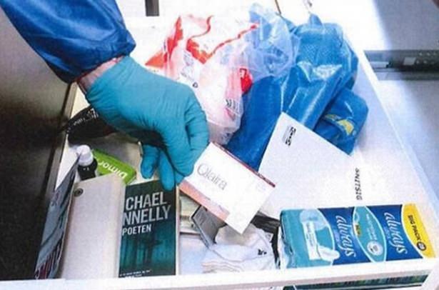 <p>18 Eylül’de kaçırdığı kadının bazı eşyalarını almak için evine giden doktor, kilidin polis tarafından değiştirildiğini öğrenmesinin ardından bu seferde kaçırdığı kadın ile birlikte polise gidip anahtarı almak istemişti.</p>
