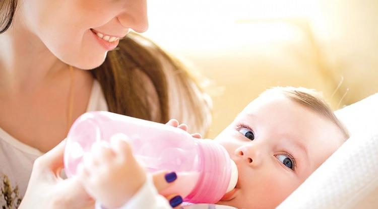 <p>Bağırsakta kanama ve alerjiye neden olduğu için bebeklere inek sütü verilmesi önerilmez.</p>
