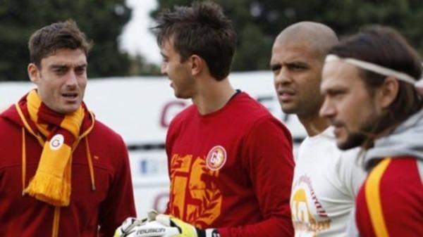 <p>EN CİMRİ FUTBOLCU</p>
<p><strong>En cimri kardeşim Albert Riera. Spesifik bir anım yok ama devamlı euro dolar kurlarını takip ederdi. Onların hesabını yapan devamlı yatırım yapmaya çalışan bir arkadaşımdı</strong></p>
