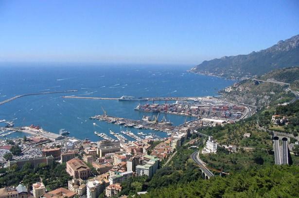 <p><strong><a href="http://www.prontotour.com/" target="_blank">Pronto Tur</a> 'un </strong>THY'nın katkısı ile düzenlediği gezinin ilk durağı Amalfi sahilinin en büyük yerleşim yeri olan Salerno. Napoli Havaalanı'na yaklaşık 50 kilometre mesafede yer alan bu huzurlu liman kasabasına yaklaşık bir saatlik yolculuk sonunda varıyoruz. İlk durağımız şehri tepeden görmemizi sağlayan Castello Di Arechi olarak bilinen Arechi Kalesi. Bonadies Dağları üzerinde denizden 300 metre yükseklikteki bu kale 7. yüzyıldan kalma. Dükalığın başkentini Benevento'dan Salerno'ya taşıyan Lombard Prensi Arechi II adına inşa edilmiş bu kadim yapı, tarihi ve doğayı sevenler için bilhassa güzel. Kalenin sunduğu panoramik manzaraya takılanlar arasında eski ve yeni Salerno, mütevazı limanı, meşhur Verdi Tiyatrosu'nun göz alıcı kubbesi ve ilerleyen günlerde sık sık karşımıza çıkacak olan şirin mi şirin balkonlarıyla özdeşleşmiş İtalyan mimarisi.</p>
